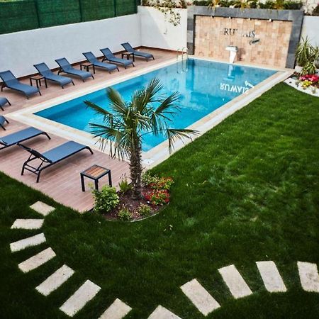 Ruwais Hotel Cesme Bagian luar foto