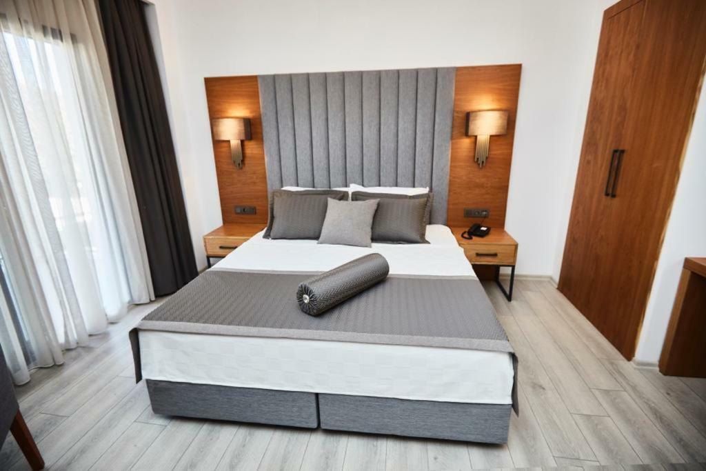 Ruwais Hotel Cesme Bagian luar foto