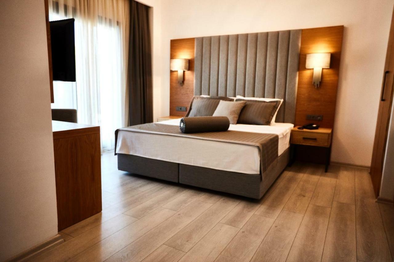 Ruwais Hotel Cesme Bagian luar foto