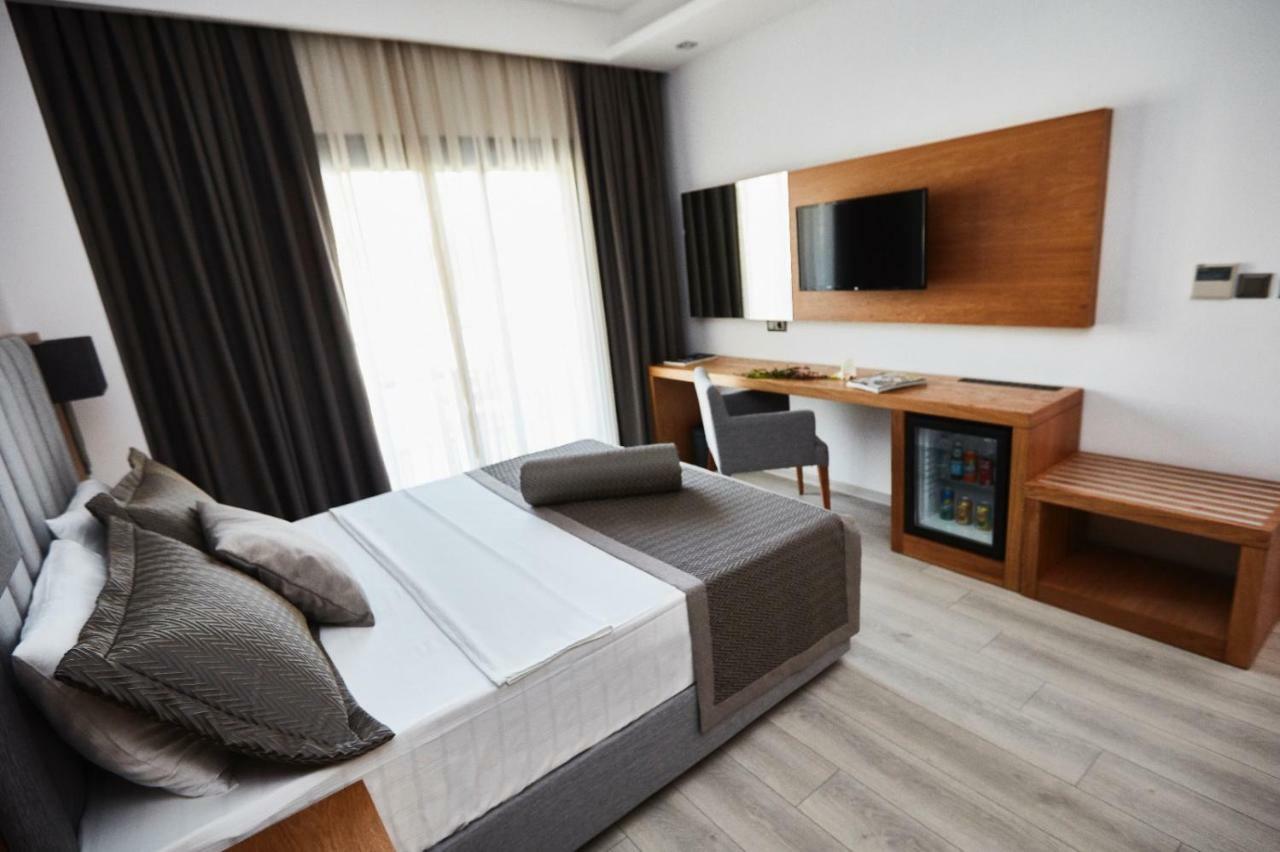 Ruwais Hotel Cesme Bagian luar foto