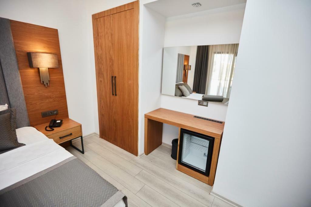 Ruwais Hotel Cesme Bagian luar foto