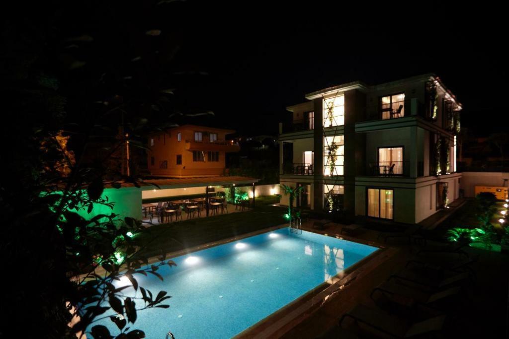Ruwais Hotel Cesme Bagian luar foto